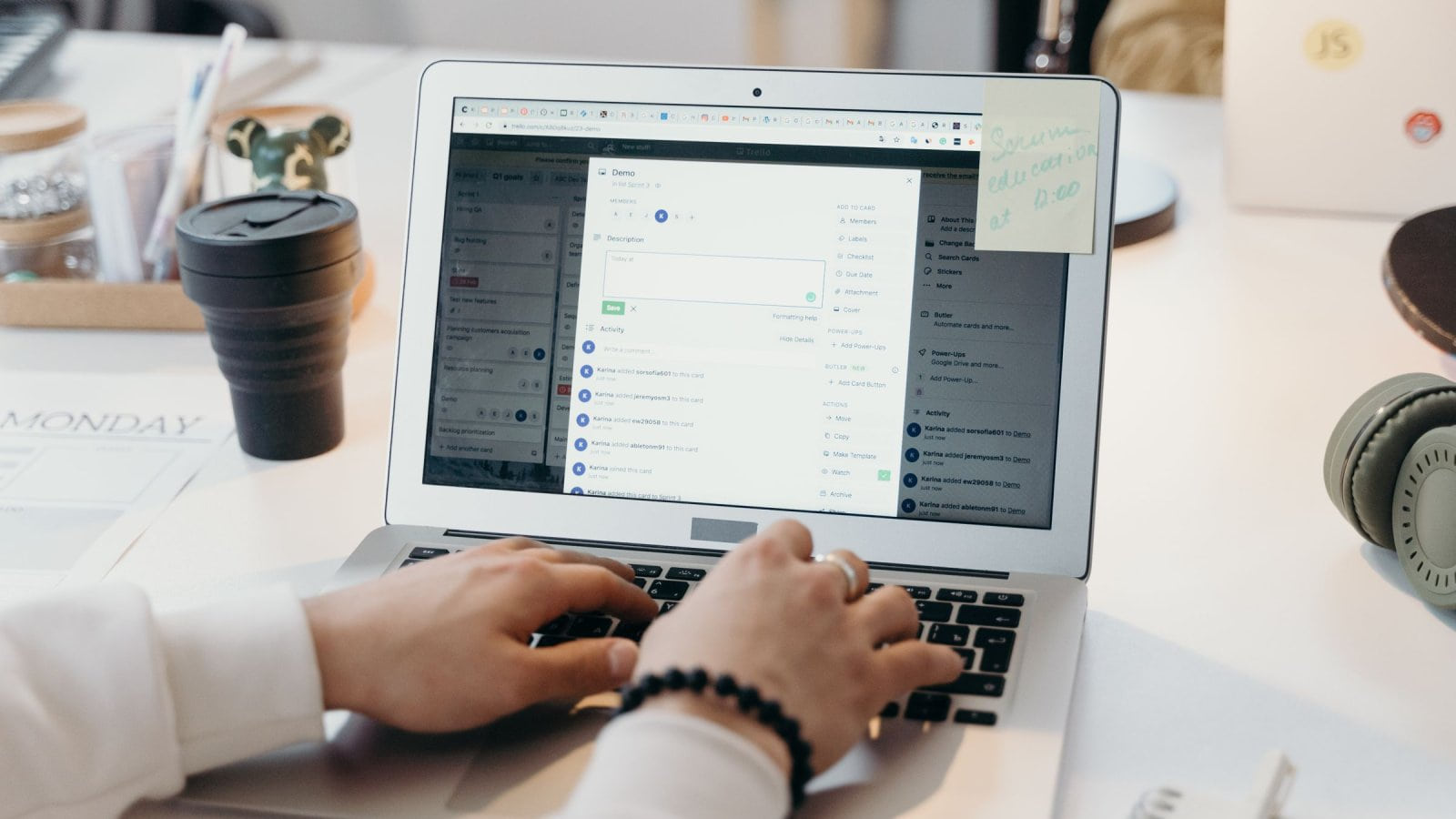 Nhân viên văn phòng gõ email trên laptop với hộp thư mở trên màn hình