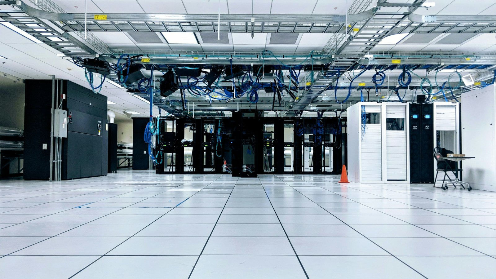 Phòng máy chủ rộng với các tủ rack và máng cáp trên trần