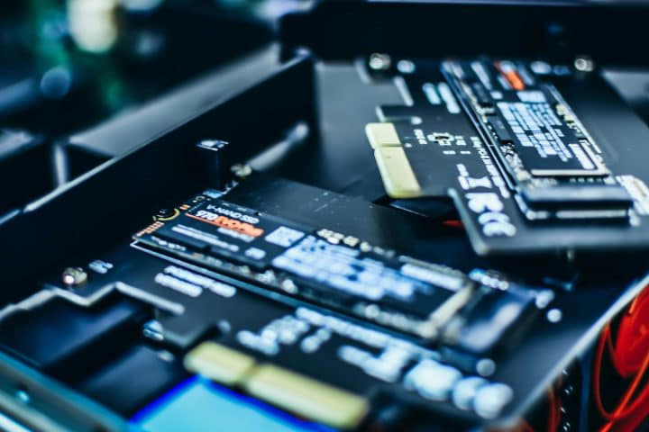 Web hosting là gì? Cách chọn hosting cho website doanh nghiệp Ổ SSD NVMe M.2 lắp trong máy chủ