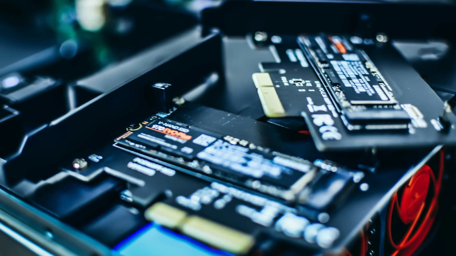 Web hosting là gì? Cách chọn hosting cho website doanh nghiệp Ổ SSD NVMe M.2 lắp trong máy chủ